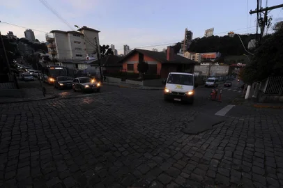  CAXIAS DO SUL, RS, BRASIL, 07/06/2019 - Por conta de obras na Avenida São Leopoldo, motoristas precisam desviar pelo interior do bairro, o que provoca congestionamento.  NA FOTO: em frenta a escola Maria Luiza rosa. (Marcelo Casagrande/Agência RBS)