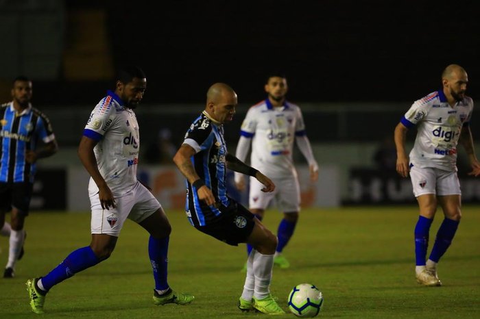 Tardelli demonstra interesse em sair do Grêmio, diretoria nega propostas