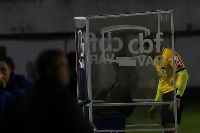Grêmio enfrenta o Fortaleza no Estádio Centenário, em Caxias do Sul, pela oitava rodada do Brasileirão. Na foto, o árbitro Sávio Pereira Sampaio consulta o árbitro de vídro (VAR)