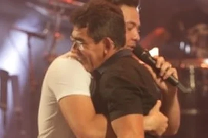 Wesley Safadão recebeu pai de Gabriel Diniz em show em Pernambuco