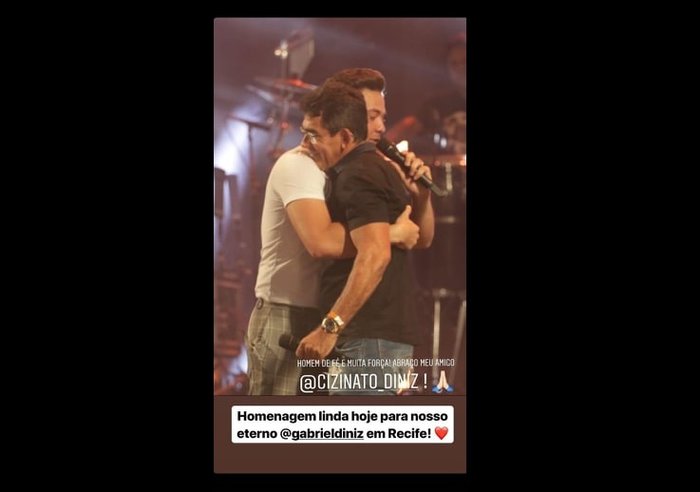 Wesley Safadão recebe o pai de Gabriel Diniz no palco em homenagem