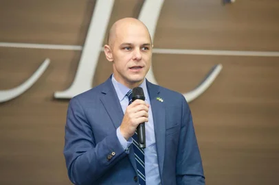Diretor da Seção de Imprensa, Educação e Cultura do Consulado dos Estados Unidos em Porto Alegre, o cônsul John Jacobs. 