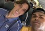 Douglas Costa pega mesmo voo da delegação do Grêmio e publica foto com Geromel: "Mito"