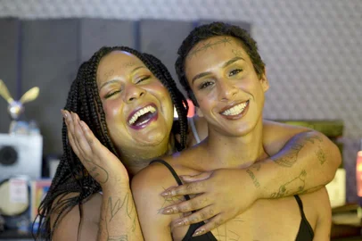 Novo programa de entrevistas será apresentado pelas artistas trans Linn da Quebrada e Jup do Bairro