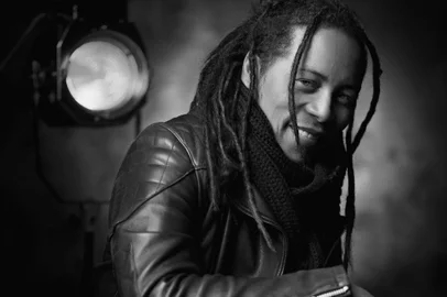 Serginho Moah, vocalista que por mais de duas décadas esteve à frente do Papas da Língua, irá iniciar em 2019 a sua primeira turnê solo em Porto Alegre, em um show especial de Dia dos Namorados, interpretando canções inéditas, composições autorais lançadas há pouco tempo e releituras de grandes hits da música nacional 