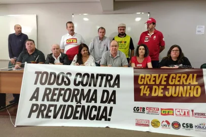 Líderes de centrais sindicais e movimentos sociais dão coletiva sobre a greve geral de 14 de junho.