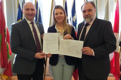 Projeto de Lei que institui o Roteiro Turístico Caminhos de Caravaggio é protocolado na Assembleia Legislativa. Na foto, os deputados Elton Weber (PSB), Fran Somensi (PRB) e Carlos Búrigo (MDB)