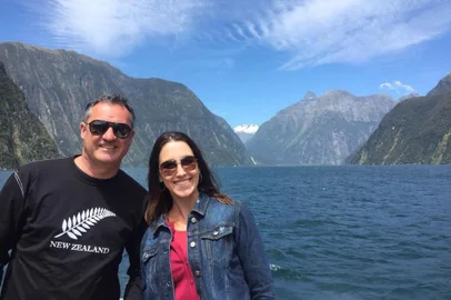 Milford Sound, principal ponto turístico natural da Nova Zelândia, um fiorde esculpido por geleiras nas eras glaciais, é merecidamente descrito pelo escritor inglês Rudyard Kipling como a oitava maravilha do mundo.Chay Amorim e Sandro Farias, de Porto Alegre, passaram o último Reveillón lá. (dezembro de 2018). Detalhe na camiseta do Sandro: samanbaia de prata, folha símbolo do país.