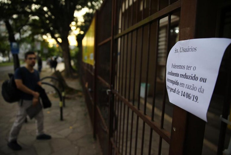 Como reflexo da greve desta sexta-feira (14) , contra a reforma da Previdência , o atendimento de saúde em Porto Alegre tem restrições. Das 140 unidades básicas de saúde , 17 estão fechadas. O Posto Modelo