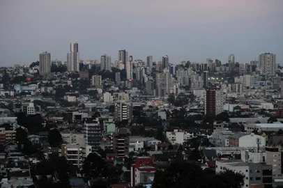  CAXIAS DO SUL, RS, BRASIL, 11/06/2019. IMAGENS PARA ESPECIAL DE ANIVERSÁRIO DE CAXIAS DO SUL. - Vistas gerais de Caxias do Sul. Anoitecer (pôr do sol), vistas do bairro São José e Santa Catarina. (Porthus Junior/Agência RBS)