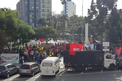 Manifestação na Praça Dante Alighieri