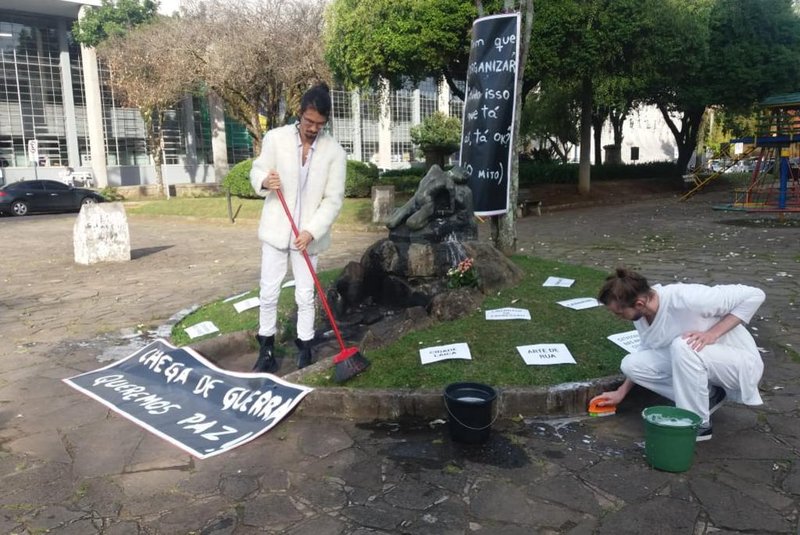 Intervenção de artistas por conta de limpeza na cultura de Caxias. Na foto, Raul Cardoso (esquerda) e Darlan Gebing.