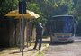 Passageiros relatam que paradas de ônibus viraram pontos de assalto em Porto Alegre