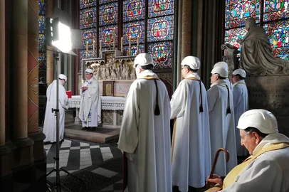 Primeira missa depois do incêndio na catedral de Notre Dame