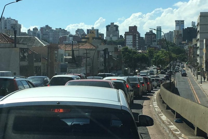 Trânsito intenso em Porto Alegre.