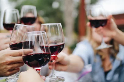 vinho, brinde, amigos, unsplash