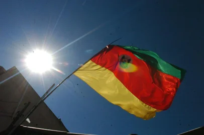 *** Lauro - Bandeira Rio grande do Sul ***Bandeira do riogrande do sul ao sol
