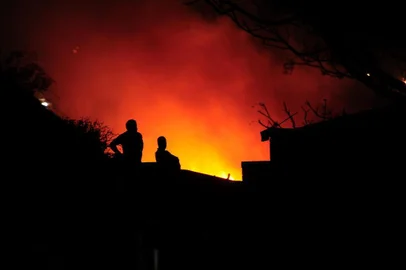  CAXIAS DO SUL, RS, BRASIL, 17/06/2019. Incêndio destrói ferro-velho na rua Ernesto Zanrosso, no bairro Santa Lúcia Cohab, Caxias do Sul. (Porthus Junior/Agência RBS)