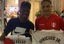 Vinicius Júnior visita concentração peruana e troca camisas com Paolo Guerrero