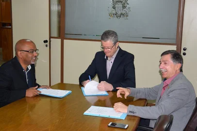 Presidente da Câmara de Caxias, Flavio Cassina (PTB), promulga leis de autoria dos vereadores Edson da Rosa (MDB) e Adiló Didomenico (PTB). 