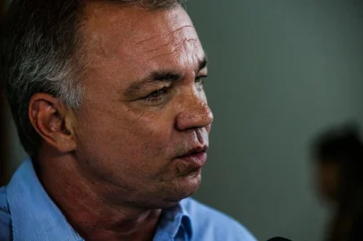 Gean Loureiro não poderá se ausentar de Santa Catarina sem autorização da Justiça e terá de entregar passaporte