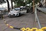 Custódia de presos em viaturas interrompe passagem de pedestres em frente ao Palácio da Polícia