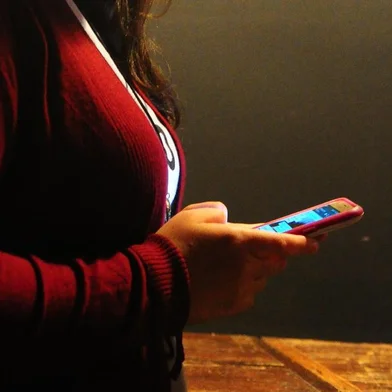 PORTO ALGRE,RS,BRASIL.2019-03-22.Raissa Freitas,admisnistradora de empres,que tem problemas de coluna,em função do uso execessivo e postura errada na hora mexer no celular. Na foto- Raíssa Freitas, 26 anos. (RONALDO BERNARDI/AGENCIA RBS).