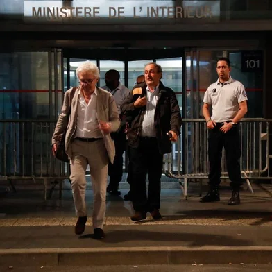 Mondial-2022 au Qatar: Platini en garde à vueEx-UEFA chief Michel Platini (R), flanked by his lawyer William Bourdon (L), leaves the Central Office for Combating Corruption and Financial and Tax Crimes after being arrested in connection with a criminal investigation into the award of the 2022 World Cup to Qatar, in Nanterre, west of Paris in the early hours of June 19, 2019. - The banned ex-UEFA chief Michel Platini was freed from French custody Wednesday, an AFP journalist said, after several hours of questioning in connection with a criminal investigation into the awarding of the 2022 World Cup to Qatar.He is no longer in custody, William Bourdon, the lawyer of the French football legend, said shortly before 1:00 am. There had been a lot of fuss over nothing, he added. (Photo by Zakaria ABDELKAFI / AFP)Editoria: SPOLocal: NanterreIndexador: ZAKARIA ABDELKAFISecao: soccerFonte: AFPFotógrafo: STR