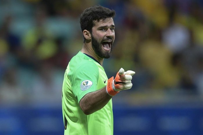 Alisson admite sorte em gol anulado, mas vê 'bola complicada' - Lance!