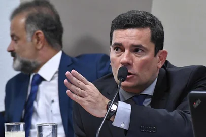 Comissão de Constituição, Justiça e Cidadania (CCJ) realiza audiência pública para ouvir o ministro de Estado da Justiça e Segurança Pública, sobre informações e esclarecimentos a respeito das notícias veiculadas na imprensa relacionadas à Operação Lava Jato.\r\rEm pronunciamento, à mesa, ministro de Estado da Justiça e Segurança Pública, Sergio Moro.\r\rFoto: Geraldo Magela/Agência Senado
