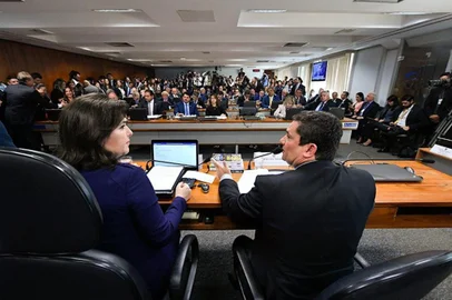Comissão de Constituição, Justiça e Cidadania (CCJ) realiza audiência pública para ouvir o ministro de Estado da Justiça e Segurança Pública, sobre informações e esclarecimentos a respeito das notícias veiculadas na imprensa relacionadas à Operação Lava Jato.Em pronunciamento, à mesa, ministro de Estado da Justiça e Segurança Pública, Sergio Moro.Foto: Geraldo Magela/Agência Senado