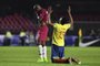 Colombias Yerry Mina (R) prays next to Qatars Abdelkarim Hassam at the end of their Copa America football tournament group match at the Cicero Pompeu de Toledo Stadium, also known as Morumbi, in Sao Paulo, Brazil, on June 19, 2019. - Colombia won 1-0. (Photo by Nelson ALMEIDA / AFP)Editoria: SPOLocal: Sao PauloIndexador: NELSON ALMEIDASecao: soccerFonte: AFPFotógrafo: STF