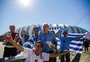 Uruguaios da cidade de Cavani e Suarez lotam dois ônibus para ver craques na Arena: "Quase deuses para nós"