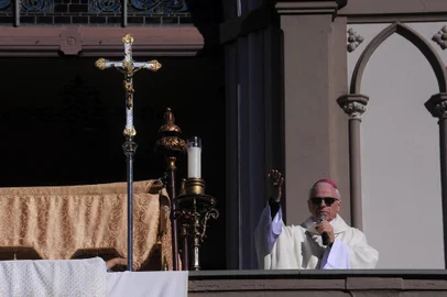  CAXIAS DO SUL, RS, BRASIL, 20/06/2019 - Cerca de 1,2 mil pessoas acompanham, na tarde desta quinta-feira (20) as celebrações de Corpus Christi em frente à Catedral, no centro de Caxias do Sul. A missa celebrada pelo bispo Dom Alessandro Ruffinoni se iniciou às 14h30min. (Marcelo Casagrande/Agência RBS)