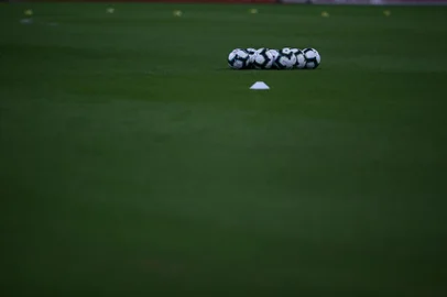  PORTO ALEGRE, RS, BRASIL, 20/06/2019- Uruguai x Japão, jogo válido pela Copa América. Na foto- bolas no gramado.  (FOTOGRAFO: JEFFERSON BOTEGA / AGENCIA RBS)