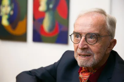  PORTO ALEGRE, RS, BRASIL, 30.11.2018. O estilista Rui Spohr faz sua primeira exposição de pinturas. (FOTO ANDRÉA GRAIZ/AGÊNCIA RBS).Indexador: Anderson Fetter