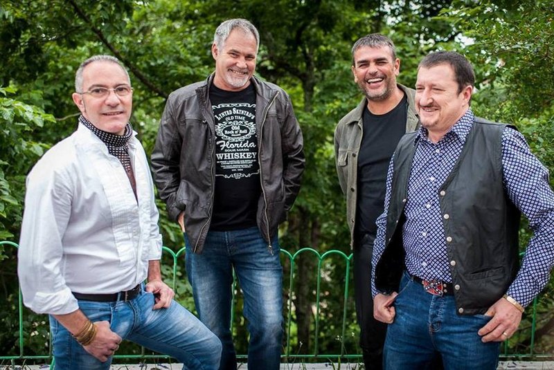 banda edzul, de bemto gonçalves formadas por André Seben (guitarra, violão, voz), Mauro Munari (guitarra, voz), Ney Massolini (baixo) e Osmar Bottega (bateria)