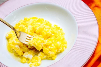  PORTO ALEGRE, RS, BRASIL, 27/10/2016 : Destemperados - Receitas com ovo / - Ovos rancheiros - Omelete recheada com queijo e presunto - Ovo mexido cremoso - Farofa de ovos e bacon - Quindão . (Omar Freitas/Agência RBS)Indexador: Omar Freitas
