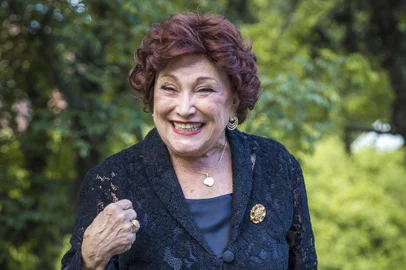Ester (Nicette Bruno) órfãos da terra