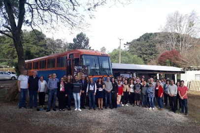 Projeto do LEO Clube e Lions Clube de Garibaldi revitaliza ônibus transformado em biblioteca.