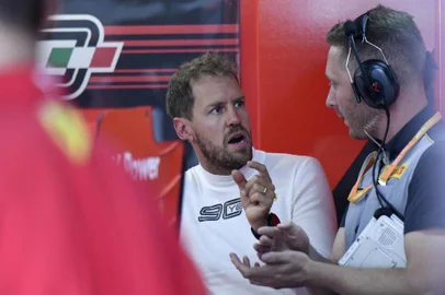  Ferraris German driver Sebastian Vettel (L) speaks with a technician in the pits during the first practice session at the Circuit Paul Ricard in Le Castellet, southern France, on June 21, 2019, ahead of the Formula One Grand Prix de France. (Photo by CHRISTOPHE SIMON / AFP)Editoria: SPOLocal: Le CastelletIndexador: CHRISTOPHE SIMONSecao: motor racingFonte: AFPFotógrafo: STF