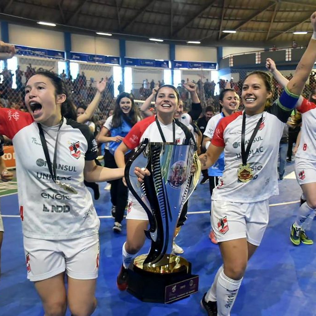 Melhor time de futsal feminino do mundo em 2019 se adéqua à