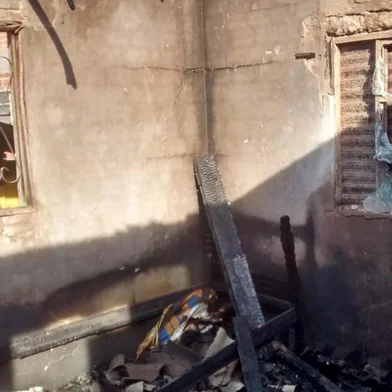 Móveis, roupas e até os documentos de uma família foram consumidos por um incêndio registrado na madrugada de domingo (23), em Caxias do Sul. Maiara Silveira Lumertz e Fabrício Bento, ambos de 27 anos, e sua filha Lyara Bento, de dois anos, estavam dormindo quando, pouco depois da meia noite, perceberam o fogo que se espalhava pela casa onde residiam há cerca de 20 dias. Localizada na Rua Ijaí, no bairro Monte Carmelo, a casa tinha o interior de madeira que foi completamente consumido pelo fogo. O combate às chamas foi realizado pelo Corpo de Bombeiros Militar de Caxias, que registrou o chamado às 00h 30min.