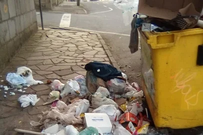 Leitora reclama do acúmulo de lixo em calçada da Rua Tronca, no bairro Rio Branco.
