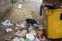 Leitora reclama do acúmulo de lixo em calçada da Rua Tronca, no bairro Rio Branco.