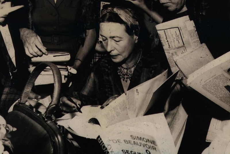 Simone de Beauvoir dando autógrafos para fãs no Rio de Janeiro, em 1960.#PAGINA: Central#PASTA: 503623#CAIXA: 000019 Fotógrafo: Não se Aplica Data Evento: 00/00/1960