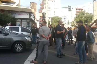 Grupo de motoristas de aplicativo paralisam trânsito em protesto contra as exigências pela regulamentação de condutores em Caxias do Sul 