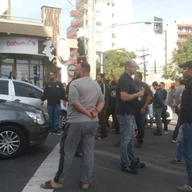 Grupo de motoristas de aplicativo paralisam trânsito em protesto contra as exigências pela regulamentação de condutores em Caxias do Sul 