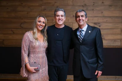  PORTO ALEGRE, RS, BRASIL, 22-06-2019. Mariana Barata,  Rogério Flausino, vocalista do Jota Quest e Marcelo Corrêa da Silva.  Festa de aniversário de 156 da Associação Leopoldina Juvenil.  ( FOTO ANDRÉA GRAIZ/AGÊNCIA RBS)Indexador: Andrea Graiz