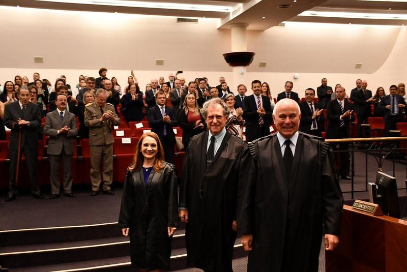 O juiz Leoberto Brancher, 57 anos, ex-titular do Juizado da Infância e Juventude de Caxias do Sul, assumiu nesta segunda-feira como desembargador do Tribunal de Justiça (TJ).